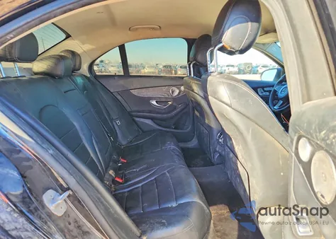 2016 Mercedes-Benz C 300 z USA, uszkodzony, nr VIN 55SWF4JB2GU165767